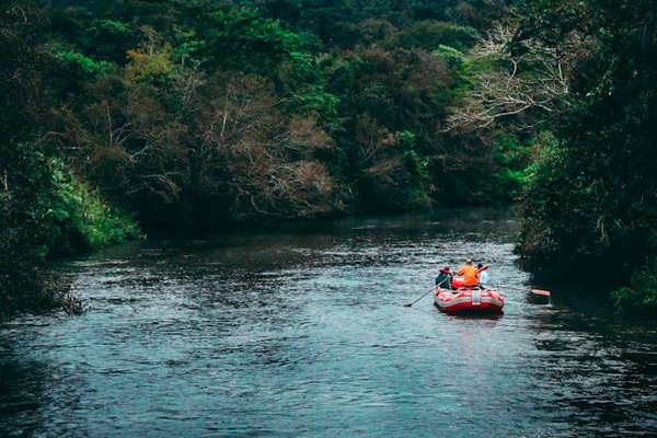 Comment organiser un camping pour une expédition de rafting en eaux calmes?